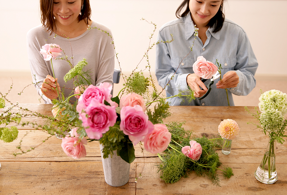 本日のおすすめ花材と花瓶のサンプルを自由に組み合わせて！